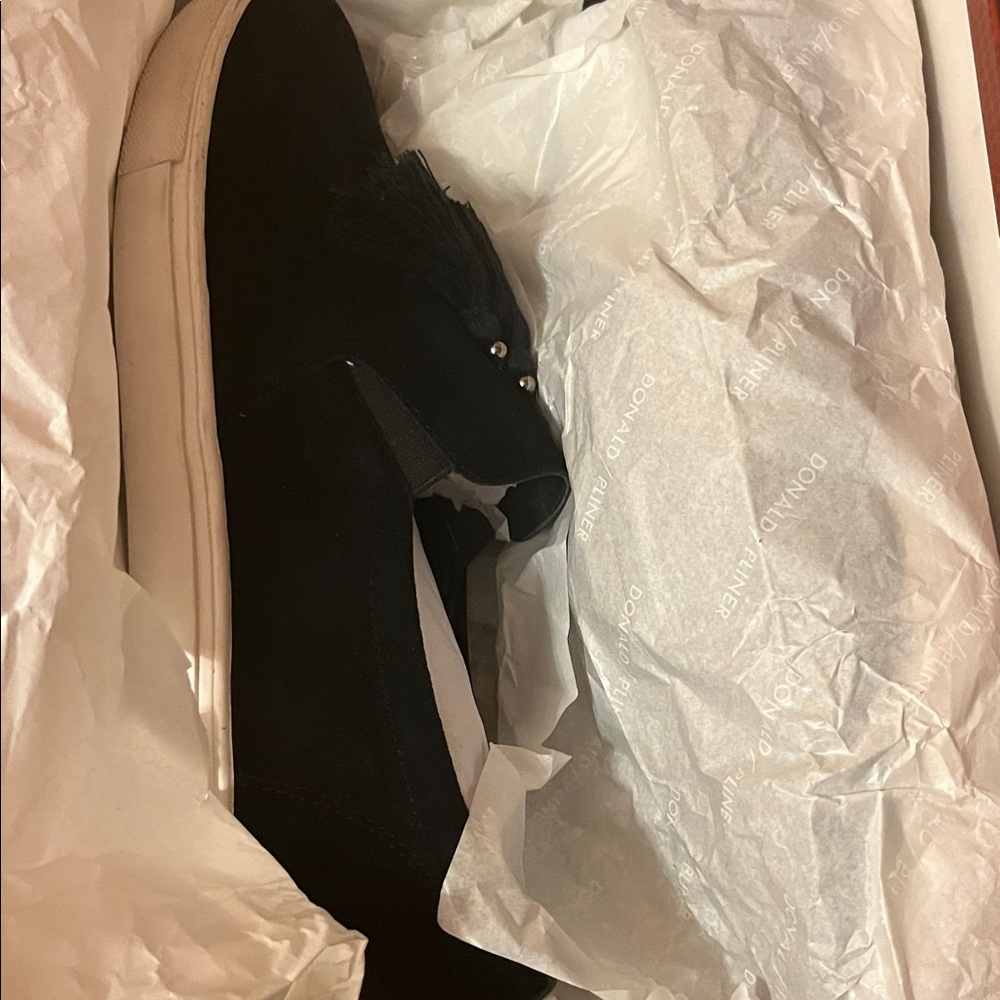Donald Pliner Black Genuine Suede Sneakers w/Tassel - Picture 9 of 10